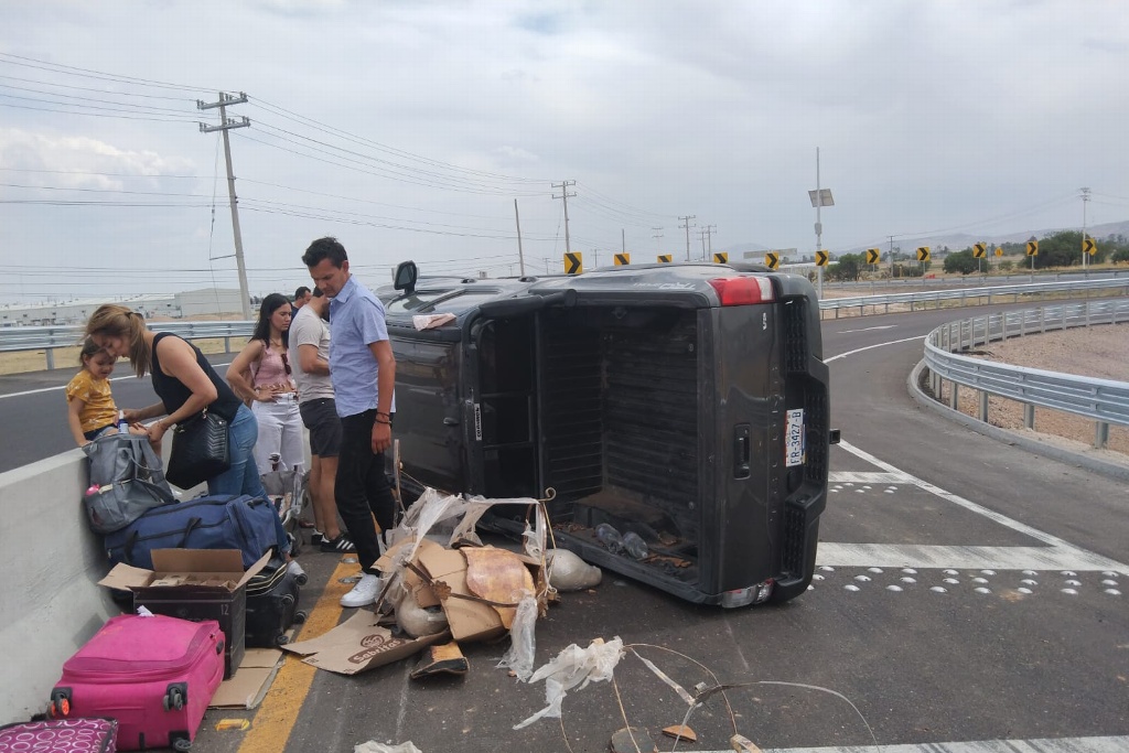 Camioneta volcó en la conexión del nuevo libramiento con la 45 norte