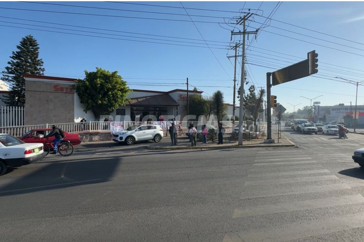 Tras advertencia de amonestaciones, sólo una decena de docentes acuden a manifestación