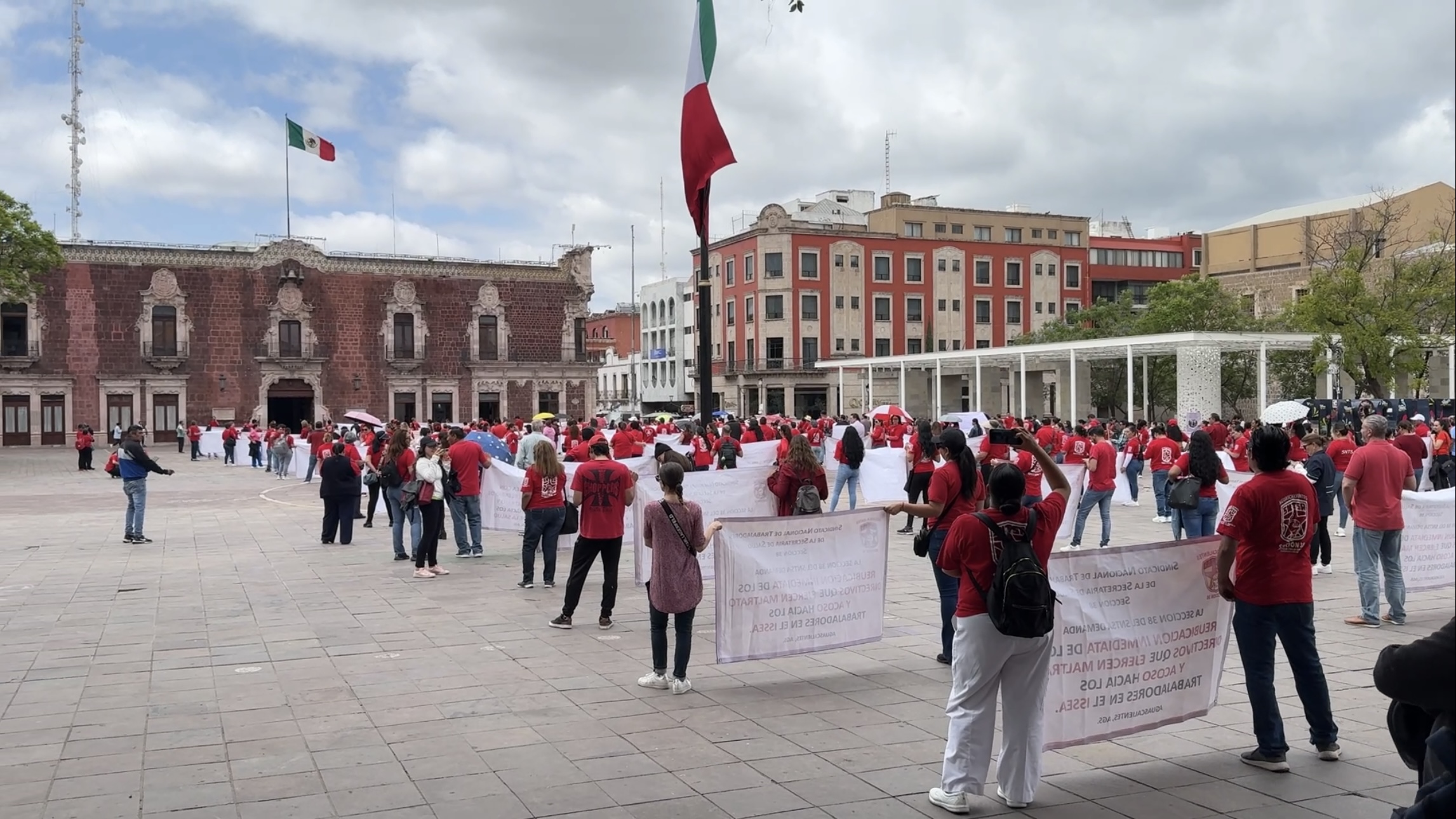 [GALERÍA[ Se manifiestan por irregularidades en hospitales del Estado; Gobierno anuncia mesas de diálogo