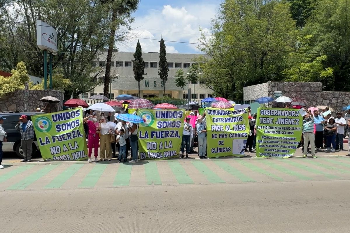 “Esta en riesgo mi vida”: Pacientes renales del IMSS se manifiestan contra cambio de clínica para diálisis