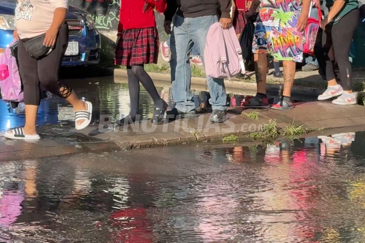 Estudiantes de colonia Insurgentes regresan a clases entre aguas negras; optan por asistencia voluntaria