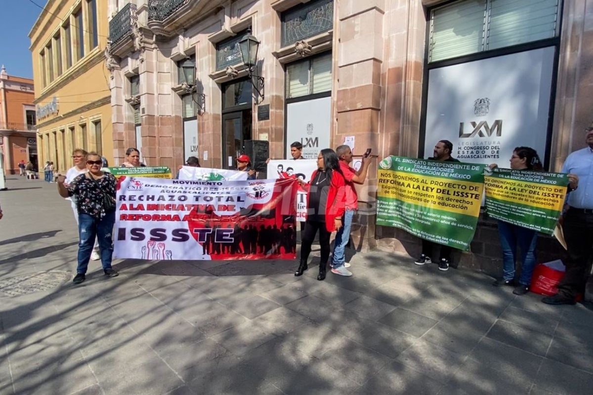 Maestros se plantan frente al Congreso.