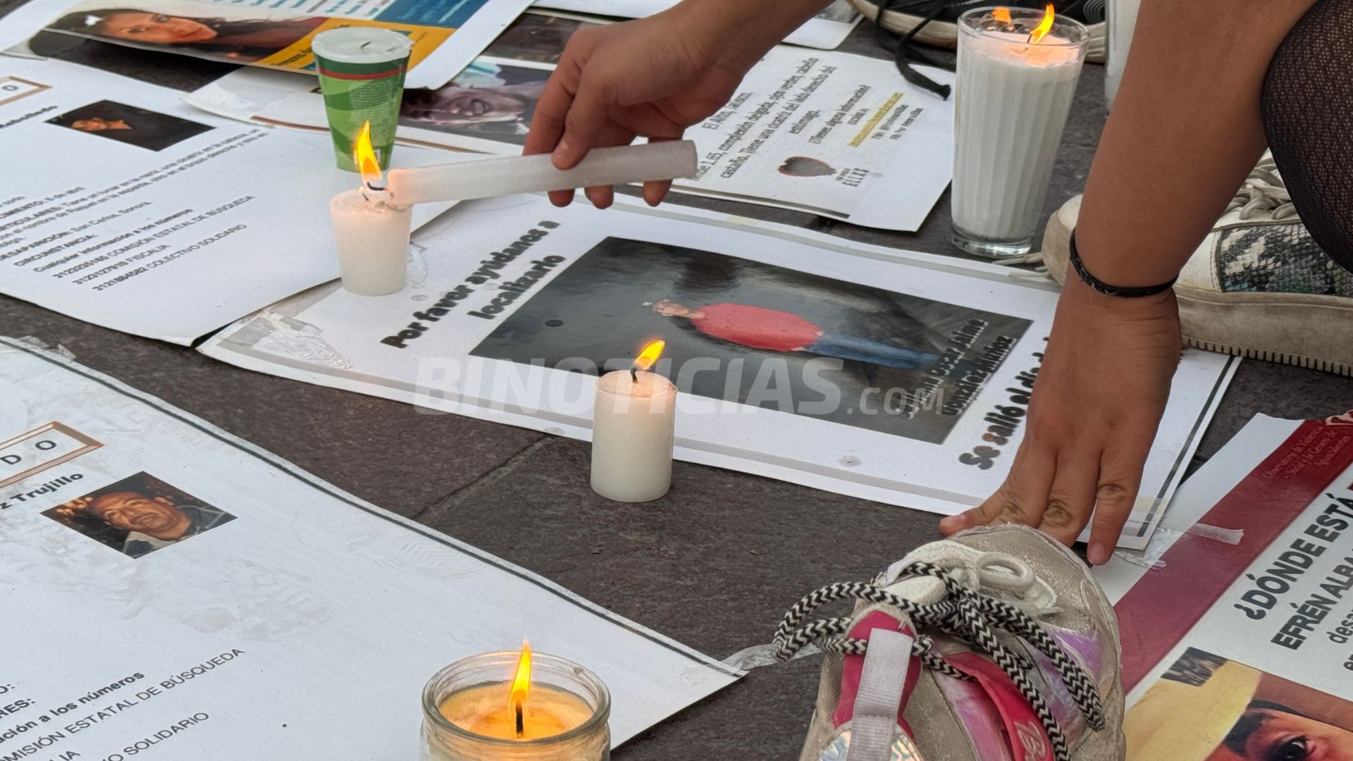 Veladores fueron prendidas en honor de las personas sin localizar.