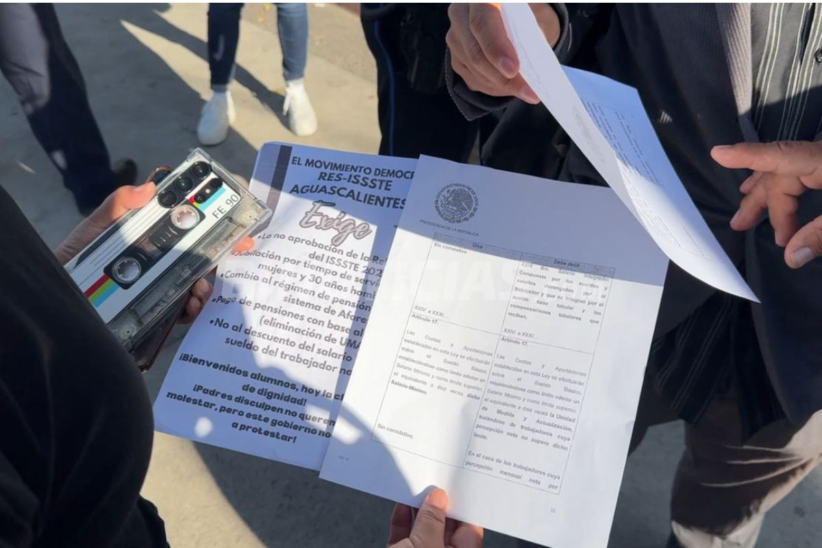 También entregaron copias con las modificaciones de reforma.