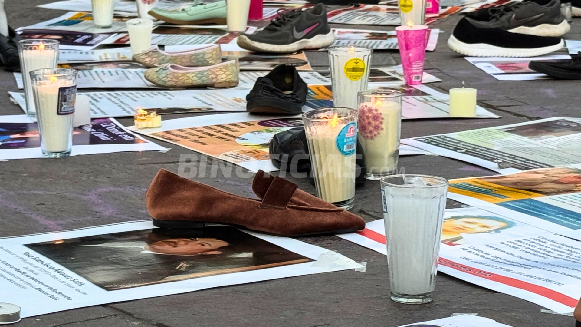 Hubo quien rezó frente a los carteles, pidiendo por el hallazgo de su familiar.