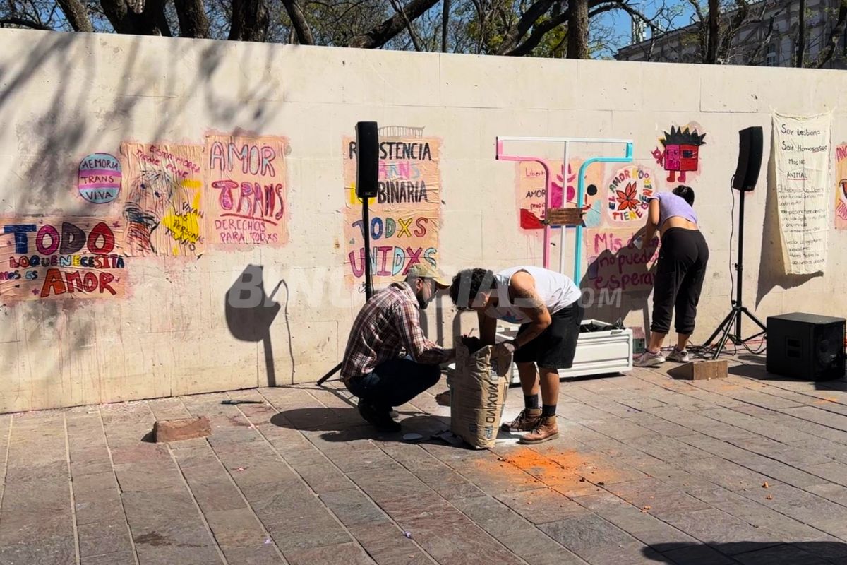 Diversx instala 'antimonumento' frente a palacio muicipal.