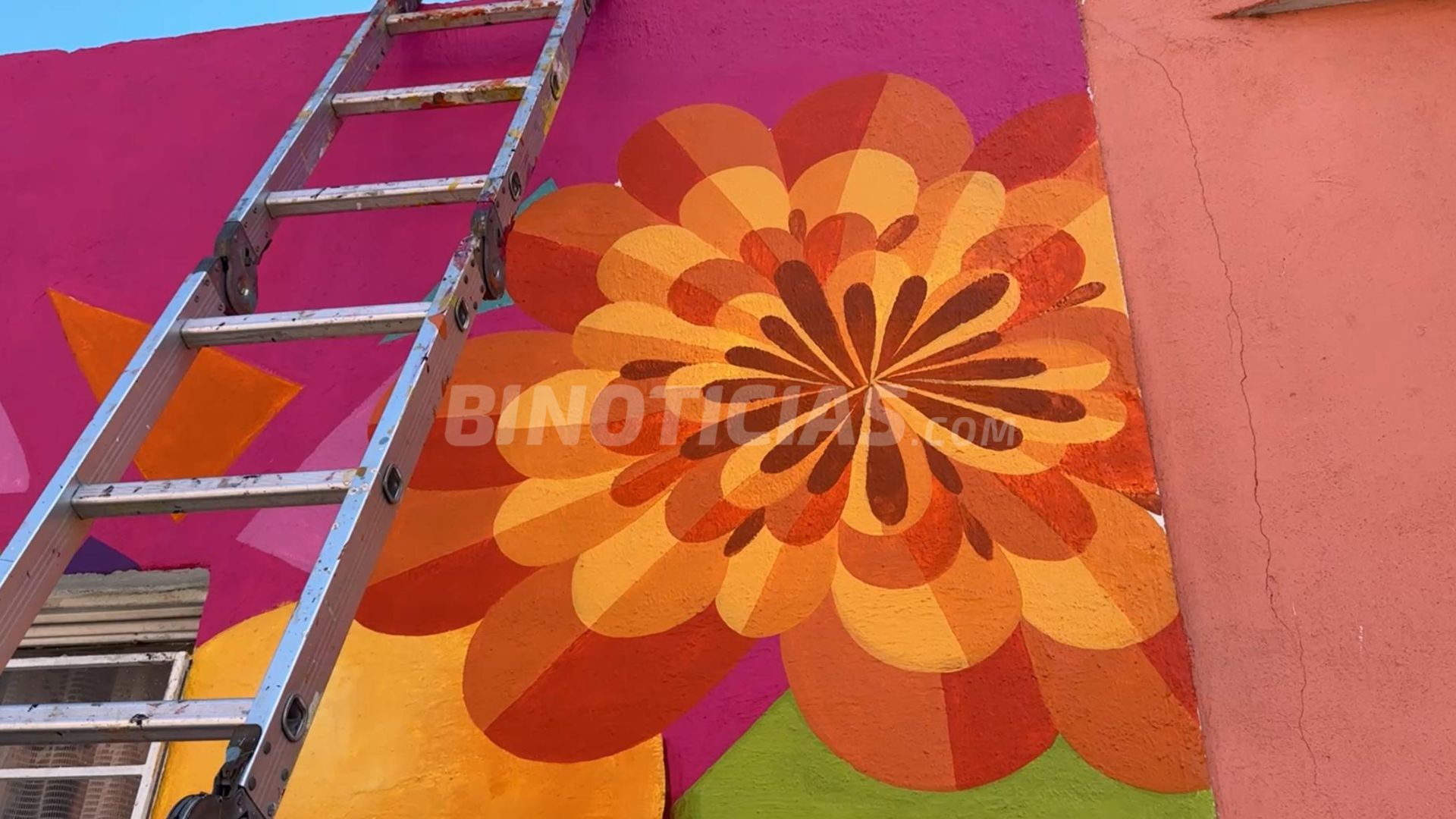 Agregaron flores de cempasúchil para conmemorar su pérdida.