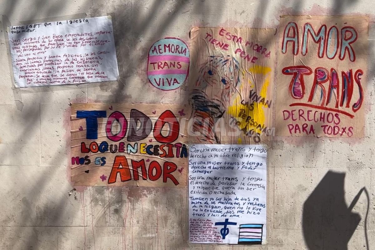 Manifestantes pegaron carteles y consignas.