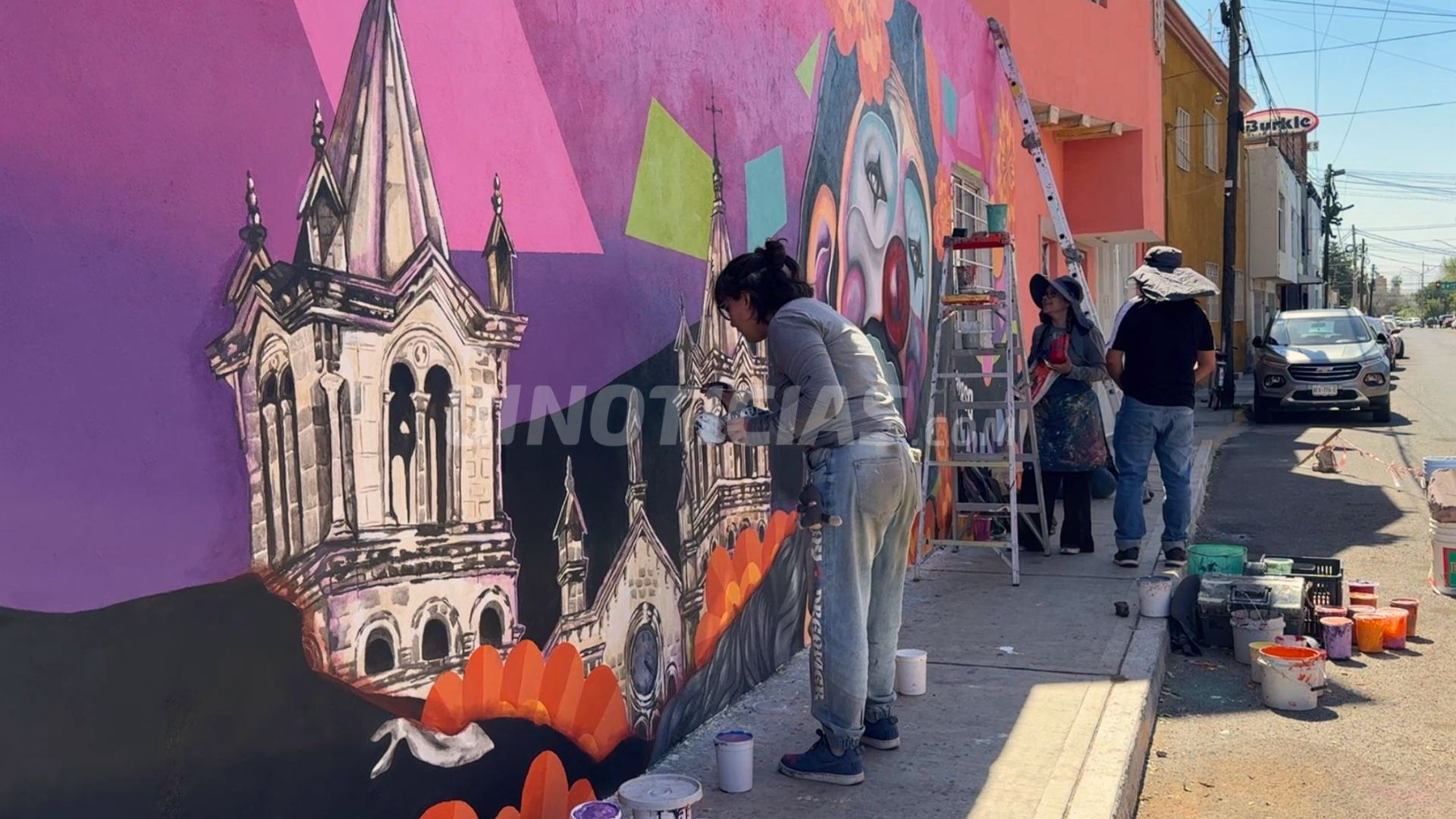 El mural cuenta con elementos emblemáticos del municipio capital.