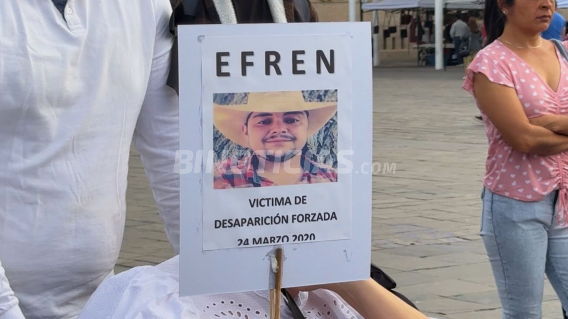 Varias familias llevaron carteles de búsqueda.