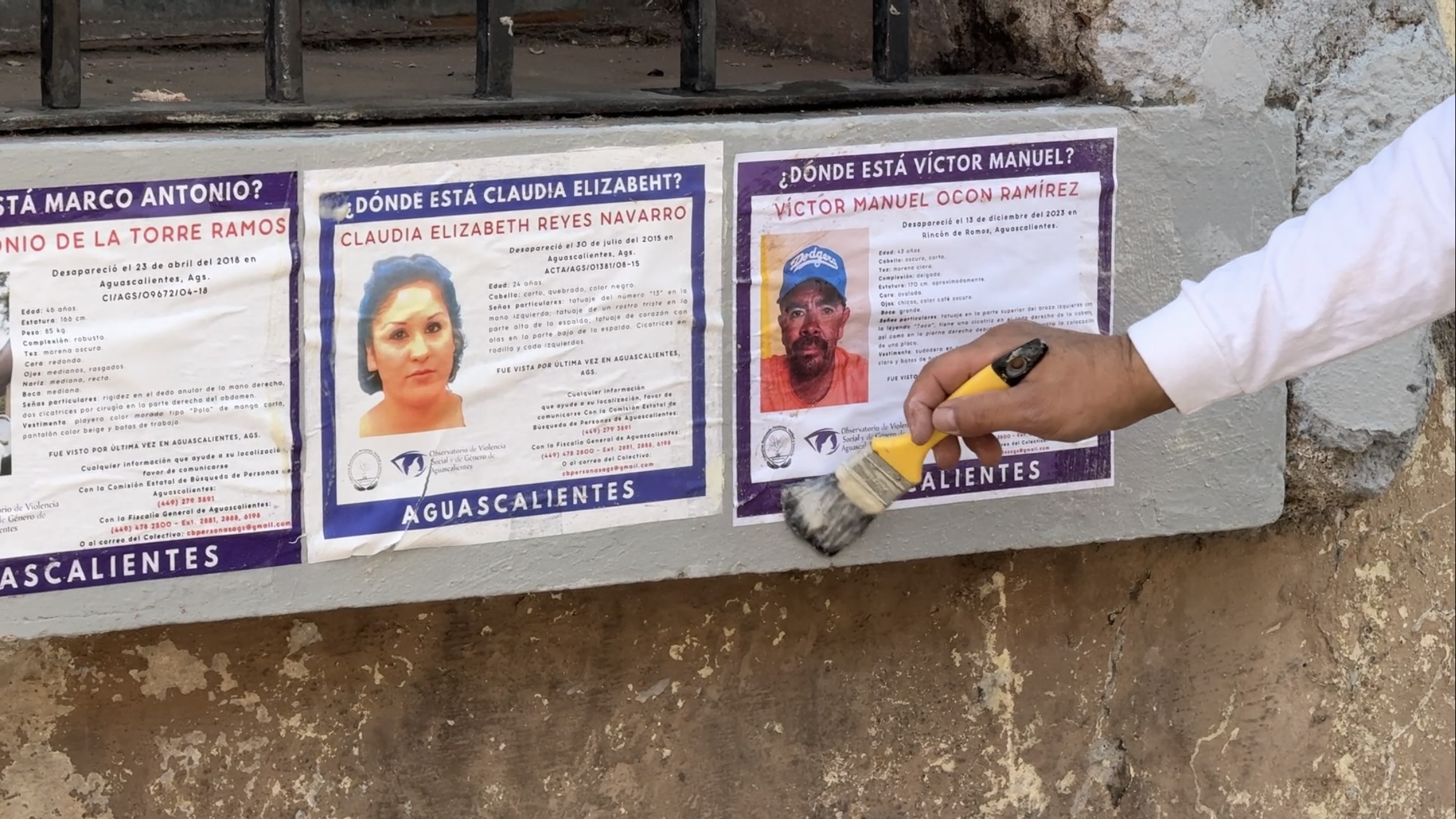 Se pegaron fichas de 35 personas, por lo menos.