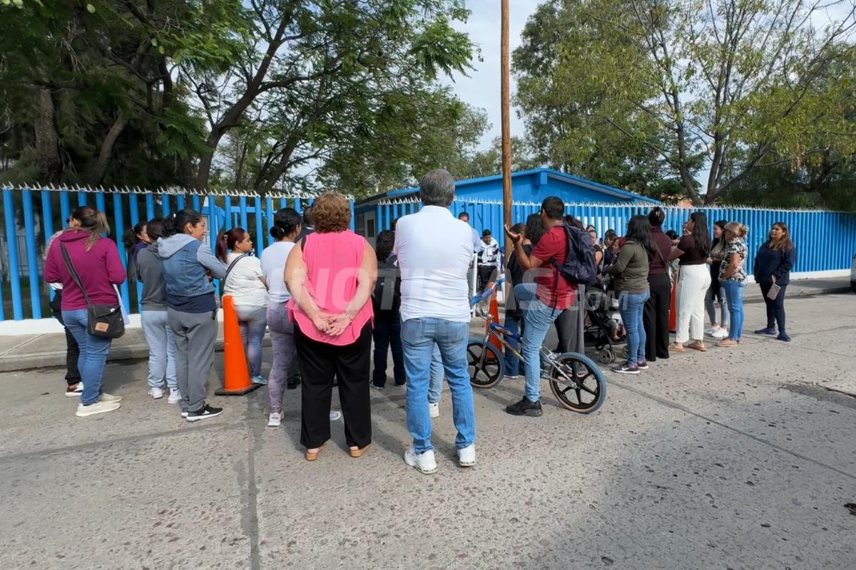 Decenas de tutores de familia se manifestaron la mañana de este viernes frente a primaria 2Ford 115".