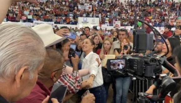 Sheinbaum con simpatizantes