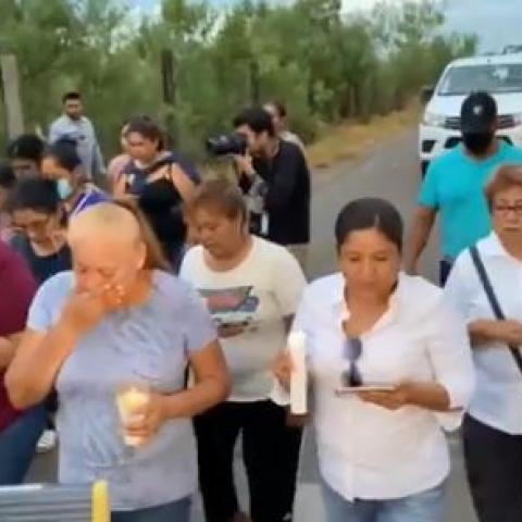 Familiares de mineros en Coahuila rezan 