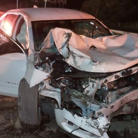 Muere conductor al estrellarse contra un trailer