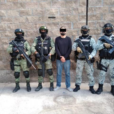 Elementos del ejército mexicano presentan la detención del autor de los narco-bloqueos en Colima