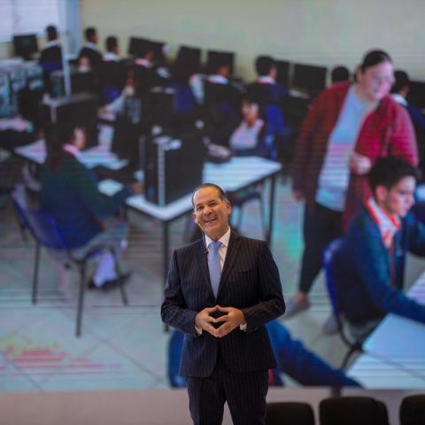 En su último Informe de Gobierno, MOS lanza críticas a la federación y a su partido