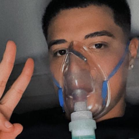 Eduin Caz apareció en sus redes con tanque de oxígeno 