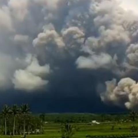 Volcán en Indonesia 