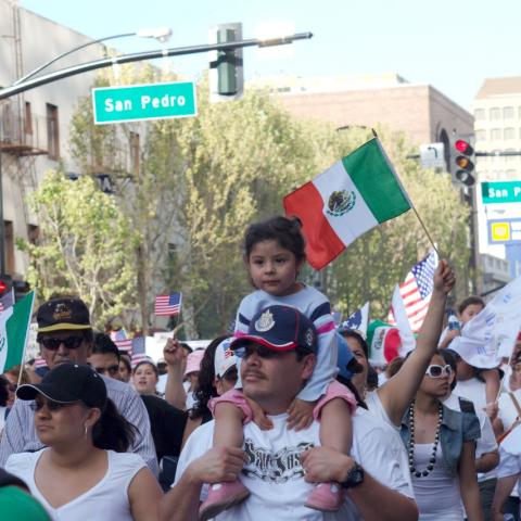 México propone a EUA regularizar a 1.2 millones de mexicanos