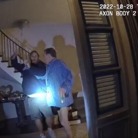 Policía revela el video del ataque a Paul Pelosi con un martillo