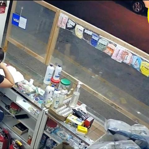 Una cámara de seguridad captó el momento en el que un sujeto arrojó el explosivo al establecimiento comercial