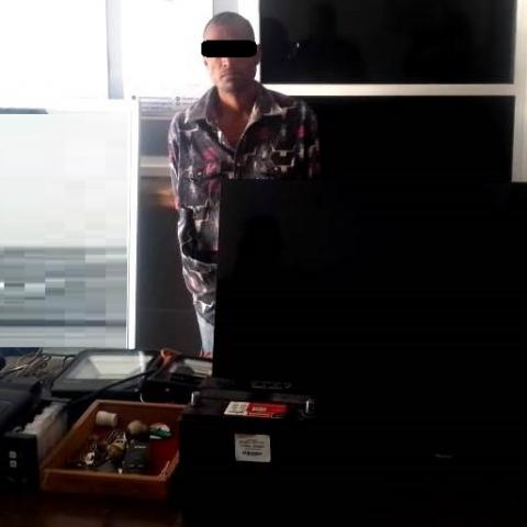 Fue detectado justo en el momento en el que sacaba los objetos de valor del plantel educativo