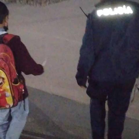 El director del plantel llamó a la Policía para entregar al niño y la mamá apareció cerca de las 21:00 hrs 