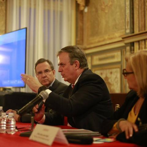 [Video] Lanzan raspado a canciller Marcelo Ebrard al salir de Palacio Nacional
