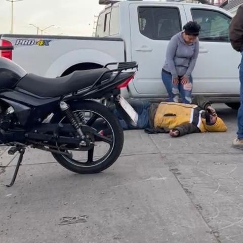 El conductor de la Italika asegura que una camioneta invadió su carril y tras provocar su caída se dio a la fuga