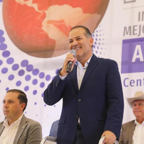 Celebra el exgobernador Martín Orozco la desaparición del Insabi