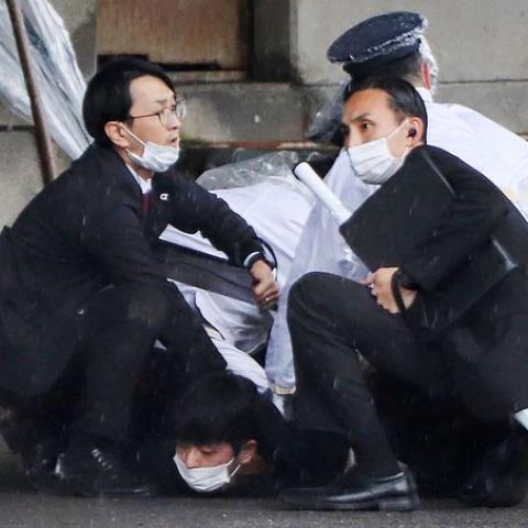 Detienen a hombre que lanzó explosivo contra primer ministro japonés