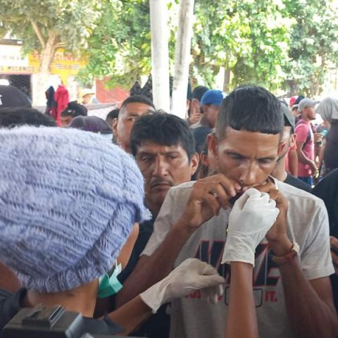 Integrantes del ‘Viacrucis migrante’ se cosen la boca en protesta