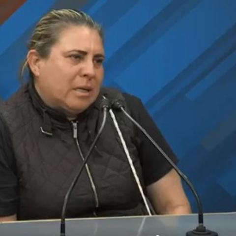 No está de acuerdo con que el caso haya sido clasificado como una riña; asegura que su hijo estaba sentado cuando fue atacado