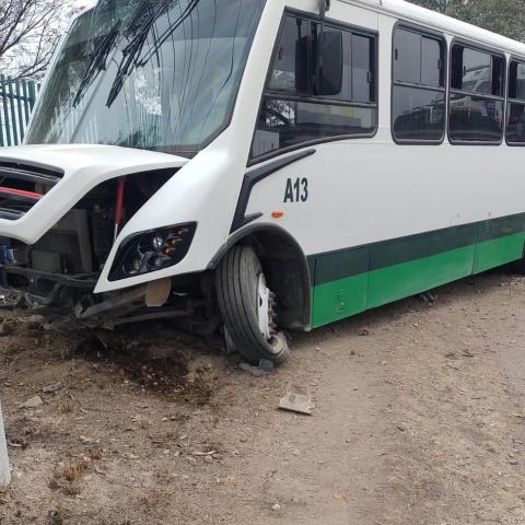 Un tráiler doble remolque que transportaba tubos de grandes dimensiones, embistió el camión de trasporte de personal