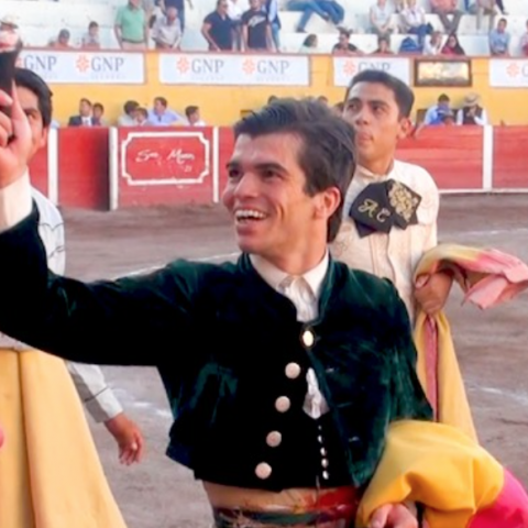 Velasco, Fernández y "Castelita" cortan oreja