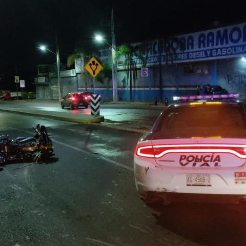 La unidad de la Policía Vial estaba abanderando un accidente que ocurrió metros adelante