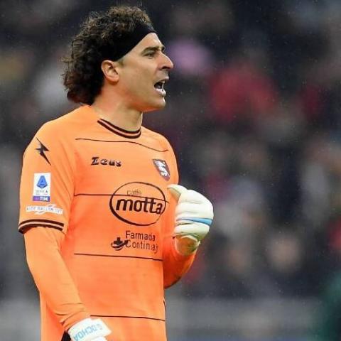 Memo Ochoa cerca de renovar