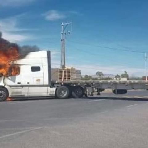 Incendian vehículos para bloquear carretera de Susticacán, Zacatecas