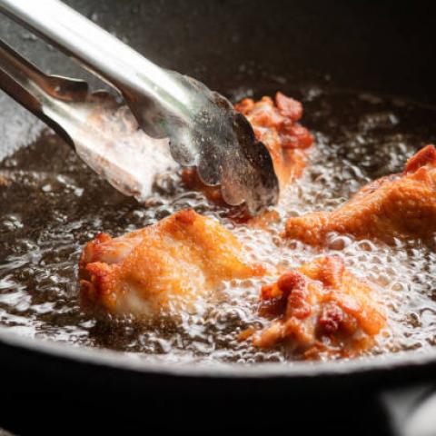 Reguladores estadounidenses aprueban producción y venta de pollo cultivado en laboratorio