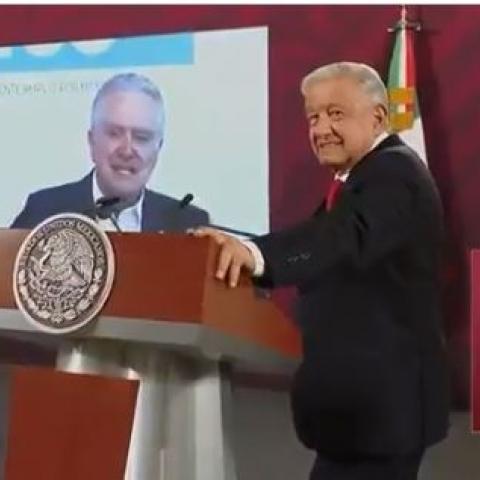 "Hasta pena me da Santiago Creel", reacciona AMLO a su apasionado registro como candidato