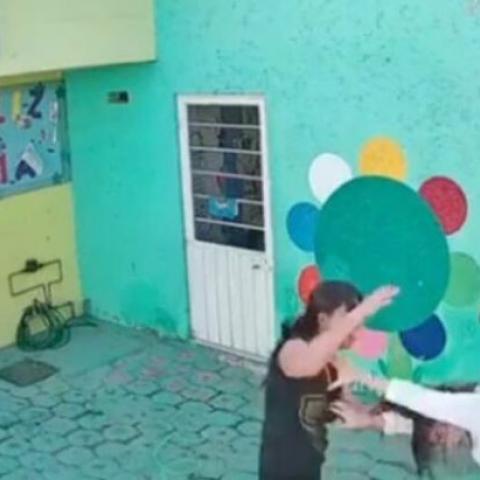 Agresión contra maestra 