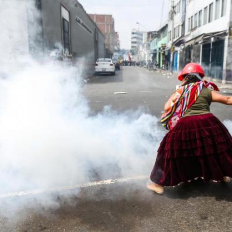Perú registra violentos enfrentamientos en su aniversario de independencia