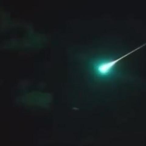 Bólido ingresa a la atmósfera e ilumina el cielo de Colima, Jalisco y Michoacán