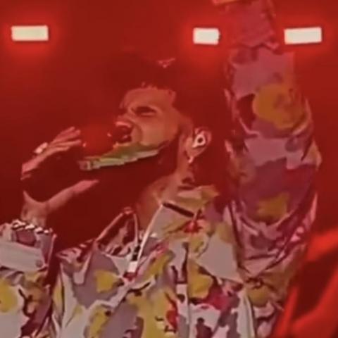 Anuel AA insulta a fan en pleno concierto por aventarle una bandera