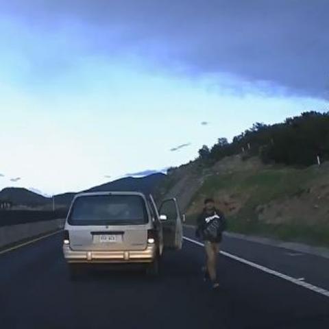 Conductor se salva de asalto gracias a su habilidad al volante 