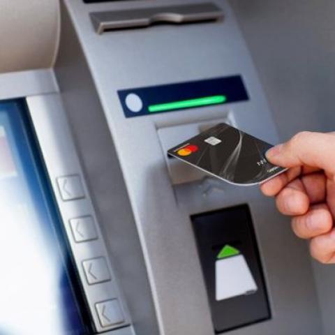 ¿Dónde es más barato retirar efectivo, banco, tienda o súper?