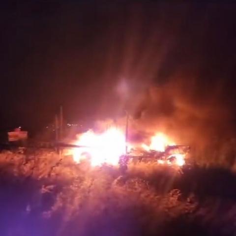 [VIDEO] Realizan bloqueos con autobús y tres camiones de carga incendiados en Michoacán