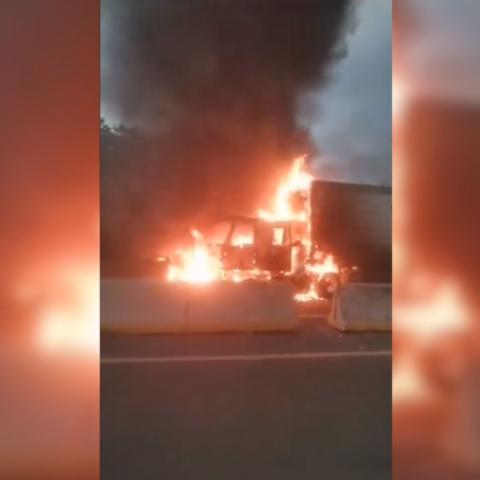 [VIDEO] Reportan narcobloqueos en autopista Manzanillo-Guadalajara