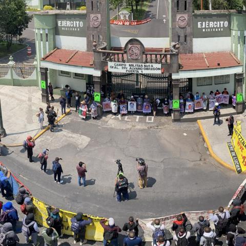 Denuncia abogado de padres de los 43 estudiantes desaparecidos falta de condiciones en plantón